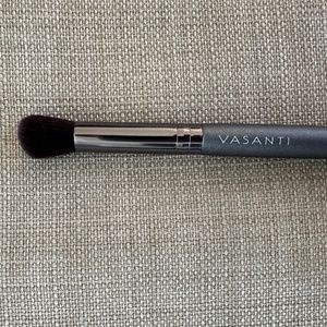NEW VASANTI Angled Concealer Detailer Brush 402 Face Eye Shadow